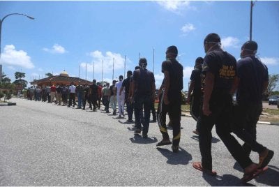 Antara 79 prospek yang dibebaskan menerusi Program PBSL Ihsan Madani: Kepulangan Yang Dinanti, di Penjara Marang pada Selasa.