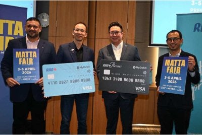 Dari kiri, Naib Presiden (Pengangkutan Udara), Persatuan Ejen-Ejen Pelancongan dan Pengembaraan Malaysia (MATTA), Dr Fazil Khan; Nigel Wong, Sien Vee Loc dan Ketua, Transaksi dan Simpanan RHB Bank Berhad, Marcus Ng Chong Yee selepas sidang media dan majlis menandatangani perjanjian RHB sebagai rakan bank rasmi MATTA, di ibu negara pada Selasa.