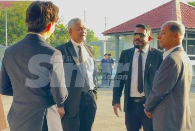 Kulasegaran (kanan) menegaskan beliau tidak berada di dalam mahkamah semasa prosiding yang melibatkan Arun, sebaliknya hanya sempat bertemu secara singkat di luar Kompleks Mahkamah Majistret Jawi di Nibong Tebal.