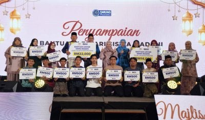 Pengerusi PTPTN, Datuk Seri Norliza Abdul Rahim (tengah) bergambar bersama penerima Bantuan Lestari Siswa MADANI.