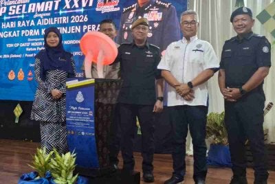Noor Hisam (tengah) menyempurnakan gimik perasmian Op Selamat 26 Sempena Hari Raya Aidilfitri Peringkat Negeri Perak Tahun 2026 di Pusat Transformasi Luar Bandar (RTC) Perak di Gopeng, pada Selasa.
