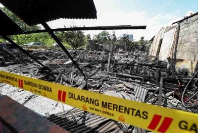 Keadaan dua daripada tiga rumah milik, Siti Robaizura bersama kakaknya, Siti Rozana di Kampung Plentong Baru, Masai, yang hangus dalam kebakaran mengejut pagi Selasa. Foto Bernama