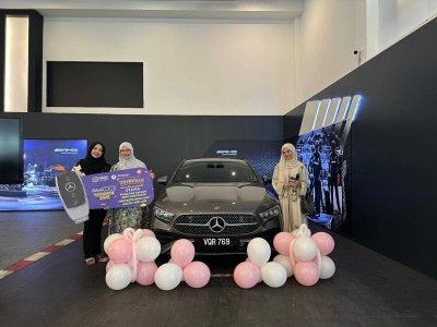 Umi Kalsum menerima kereta Mercedes-Benz A250 4MATIC AMG Line selepas terpilih sebagai pemenang utama Cabutan WOW! Tahunan Kategori Platinum.