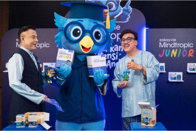 Datuk Aznil Nawawi (kiri) Owi (tengah) dan Dr Syid Ayob menunjukkan Mindtropic dan Mindtropic Junior.