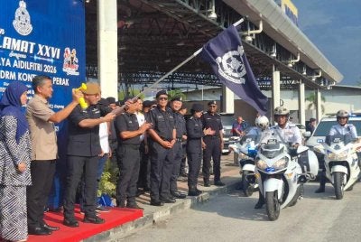 Noor Hisam melakukan gimik pelepasan anggota dan pegawai yang bertugas sempena pelancaran Op Selamat 26 Sempena Hari Raya Aidilfitri Peringkat Negeri Perak Tahun 2026 di Pusat Transformasi Luar Bandar (RTC) Perak di Gopeng pada Selasa.