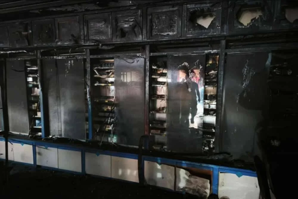 Ubatan yang berada di rak hangus dalam kebakaran terbabit. Foto: Bomba
