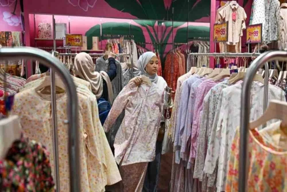 Setiap kali menjelang Aidilfitri, satu topik yang tidak pernah gagal mencuri perhatian ialah soal baju raya. Foto hiasan