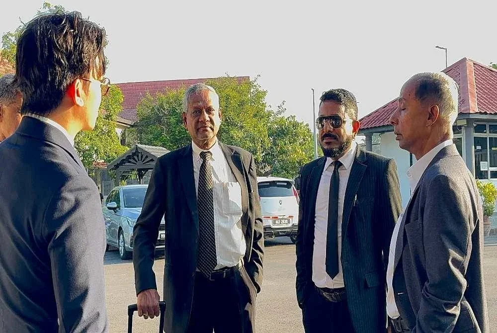 Arun (dua dari kanan) berbual bersama Kulasegaran (kanan) sambil ditemani barisan peguamnya.
