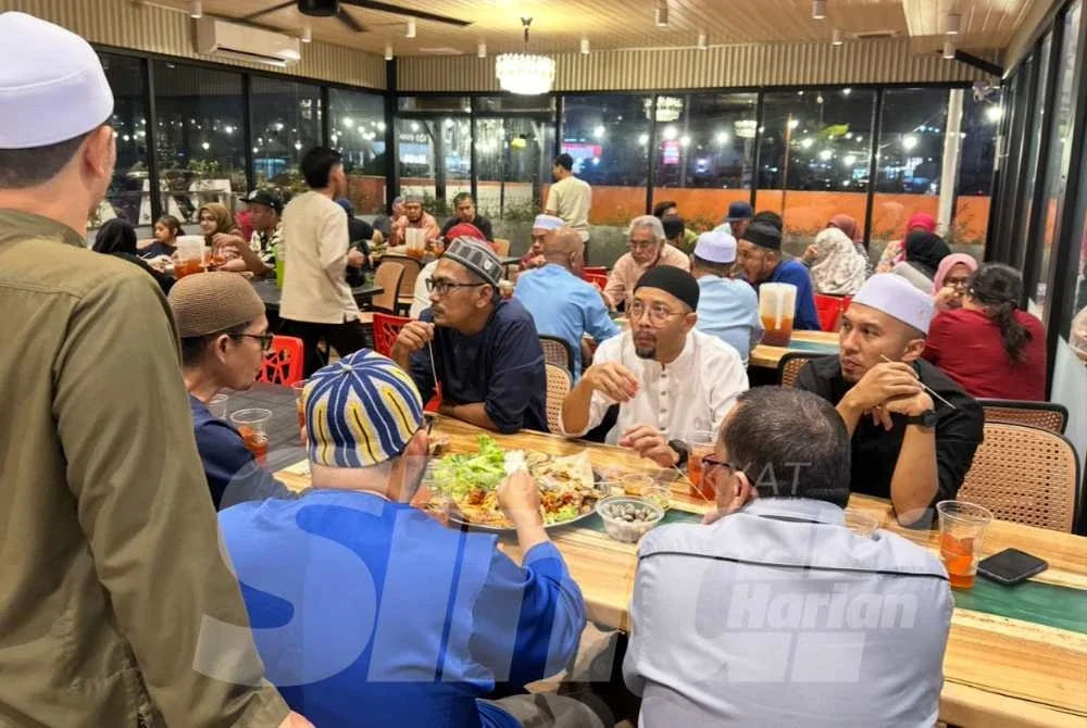 Pengamal media dan kakitangan KADA yang menjamu selera di majlis moreh pada Rabu. 