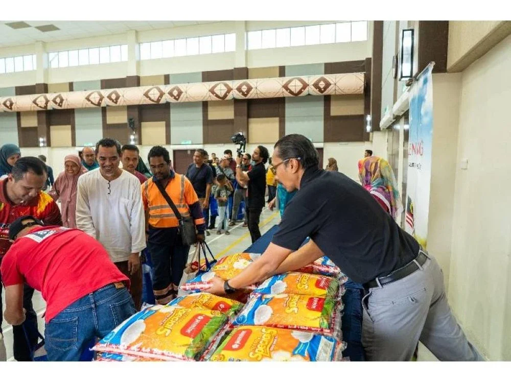 Pengagihan beras kepada penerima asnaf dan B40 oleh petugas.