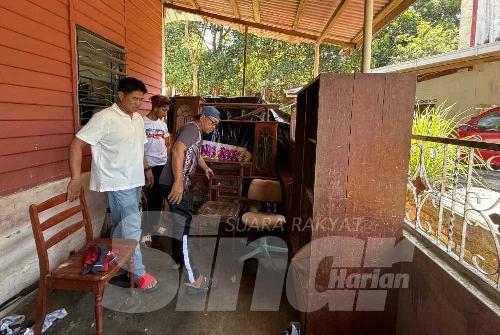 Kerja gotong-royong membersihkan rumah sewa didiami keluarga tersebut