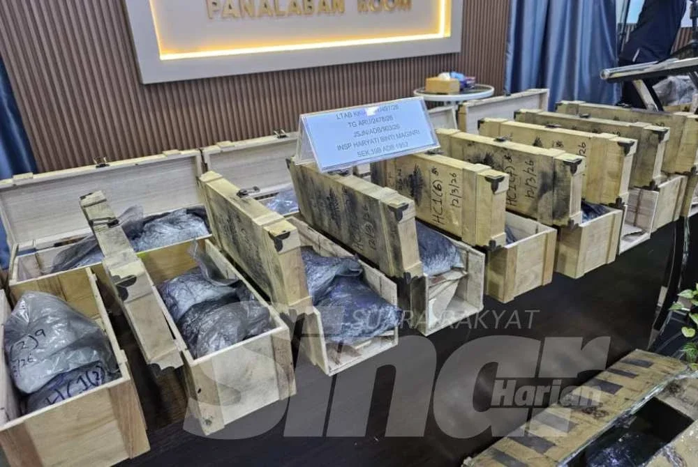 Dadah yang disembunyikan dalam bongkah kayu atau kotak botol arak.