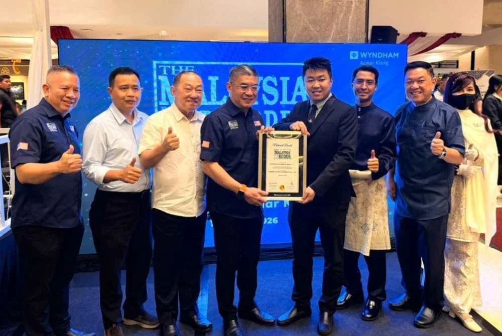 Christopher (empat dari kiri) menyampaikan sijil MBOR kepada Joshua pada Selasa.