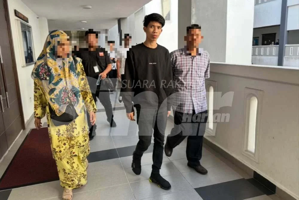 Syed Zamri (tengah) hadir di Mahkamah Kota Bharu dengan ditemani ahli keluarganya pada Rabu.