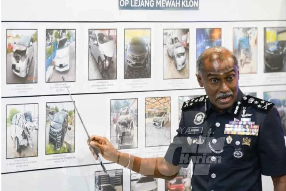 Kumar menunjukkan paparan gambar kenderaan-kenderaan klon yang dirampas polis. Foto: SINAR HARIAN/ROSLI TALIB