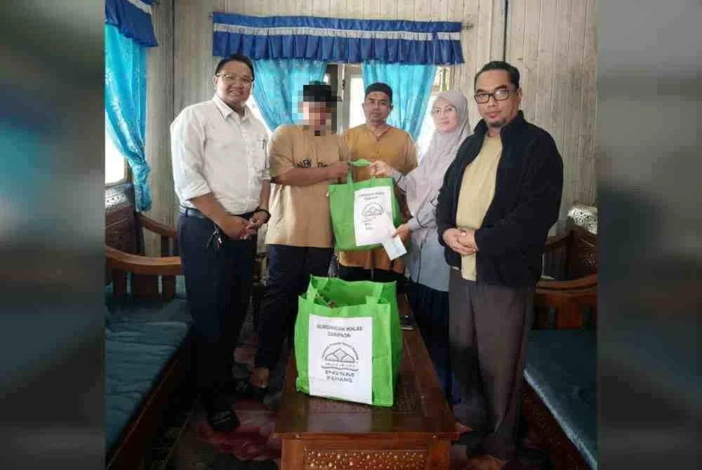 Dr Hasiah menyampaikan sumbangan PGSMP ketika menyantuni waris mangsa pada Selasa. Foto PGSMP