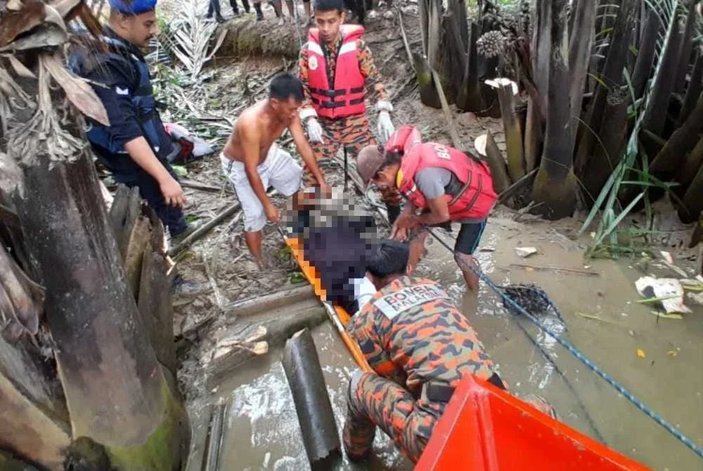 Jasad mangsa dibawa naik ke darat menggunakan pengusung sebelum diserahkan kepada pihak polis.