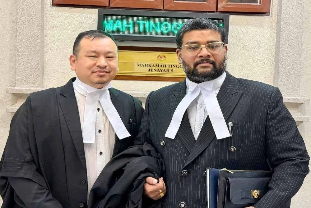 Sivahnanthan (kanan) dan Cyrus hadir ke Mahkamah Tinggi Kuala Lumpur pada Rabu, bagi mewakili Emily yang berdepan kes mengedar dadah.