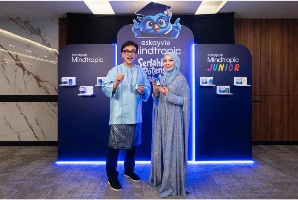 Dr Kartika Wati (kanan) dan Dr Syid Ayob (kiri) bersama produk keluaran Eskayvie.
