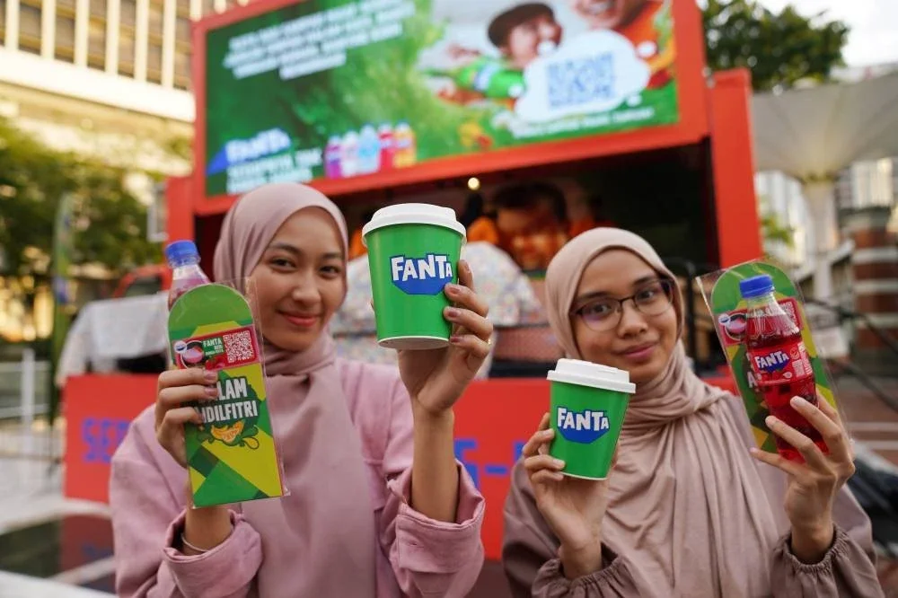 Beberapa pengunjung menunjukkan juadah masing-masing.