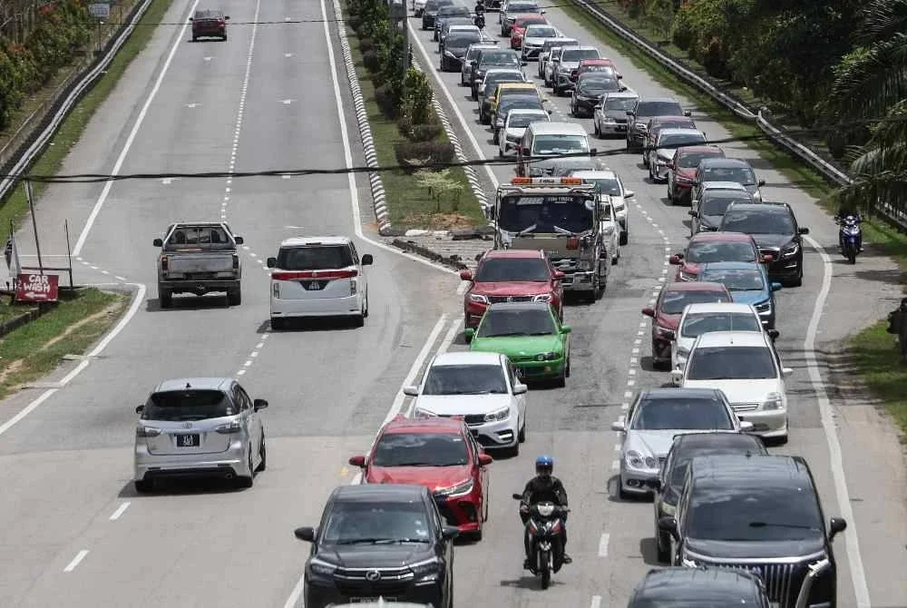 Keadaan lalu lintas semakin sesak ketika orang ramai pulang bercuti Hari Raya Aidilfitri. - Bernama