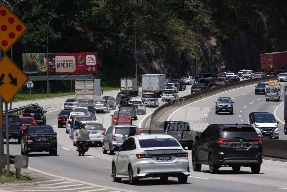 Keadaan aliran trafik di GOMBAK - Aliran trafik di Lebuhraya Kuala Lumpur–Karak arah Pantai Timur. Foto Sinar Harian/ROSLI TALIB.