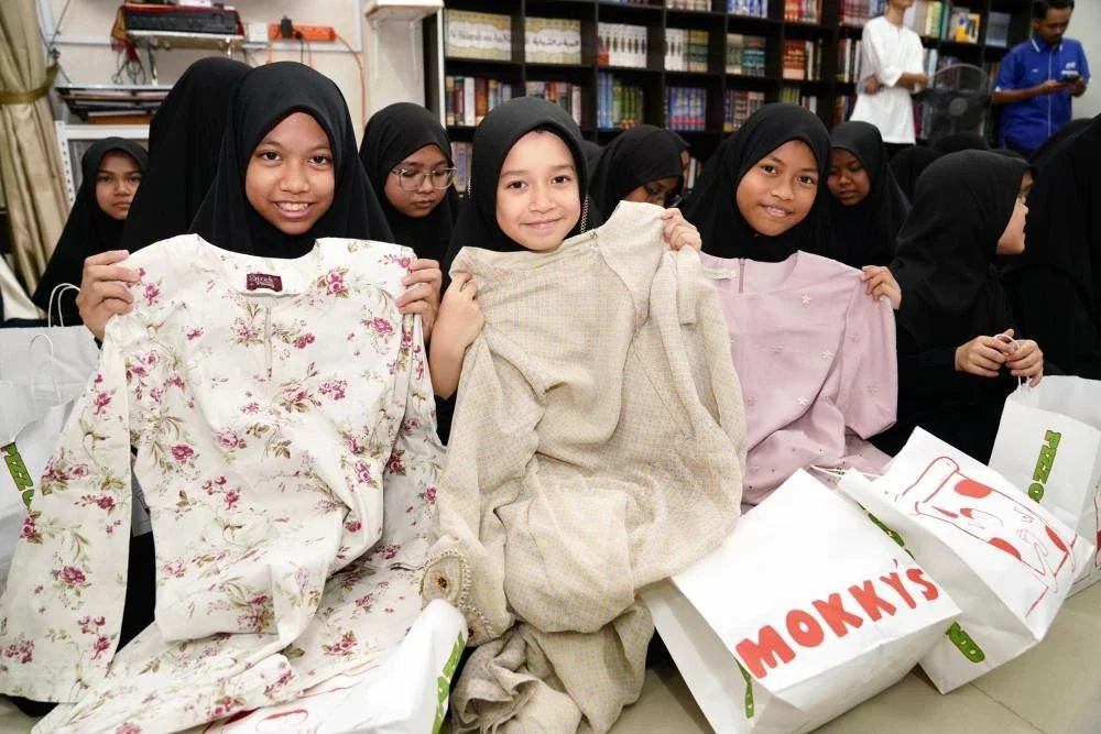 Mokkyspizza menyumbang makanan dan pakaian raya kepada anak-anak yatim Pertubuhan Baitul Ehsan Al-Khairi.