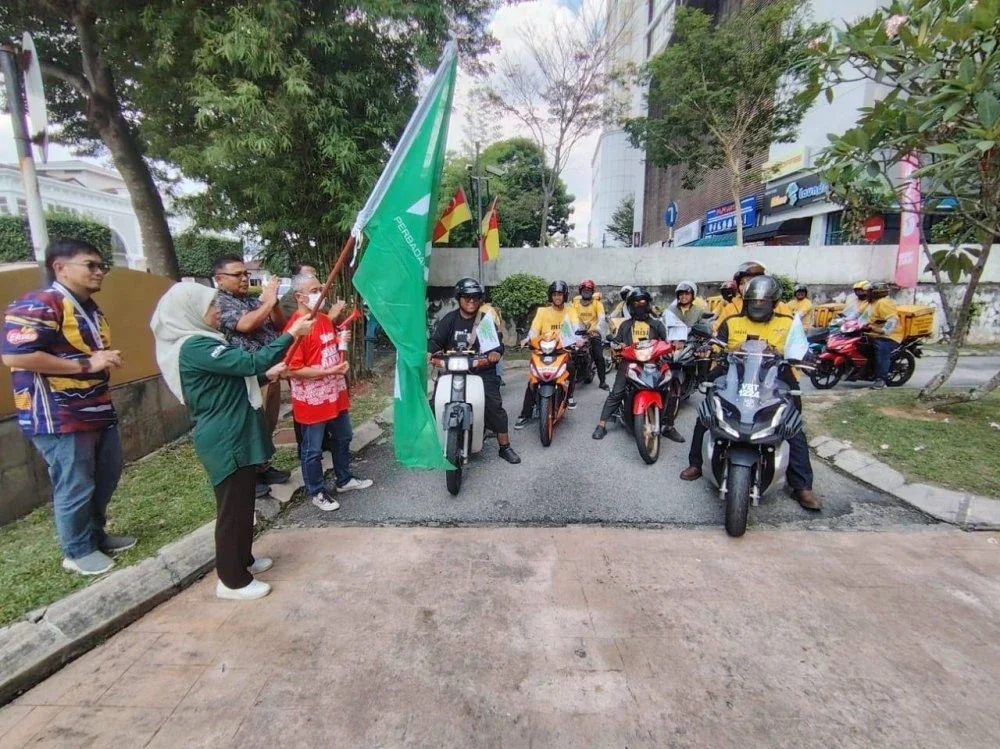 Rosnani menyempurnakan majlis pelepasan konvoi Roll Out Iftar PKPS 2026 di perkarangan Pejabat PKPS di Seksyen 14 Shah Alam.