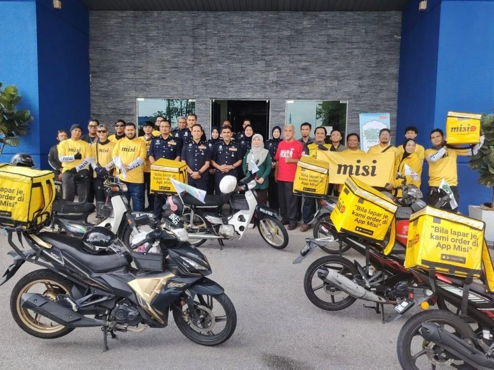 Konvoi Roll Out Iftar PKPS 2026 diketuai Rosnani (tengah) bergambar bersama pegawai IPK Selangor diketuai DCP Mohd Zaini.