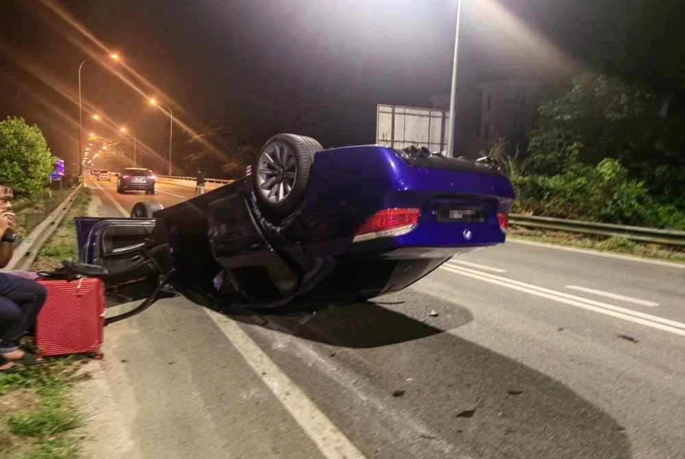 Keadaan sebuah kereta terbalik selepas terlibat kemalangan.