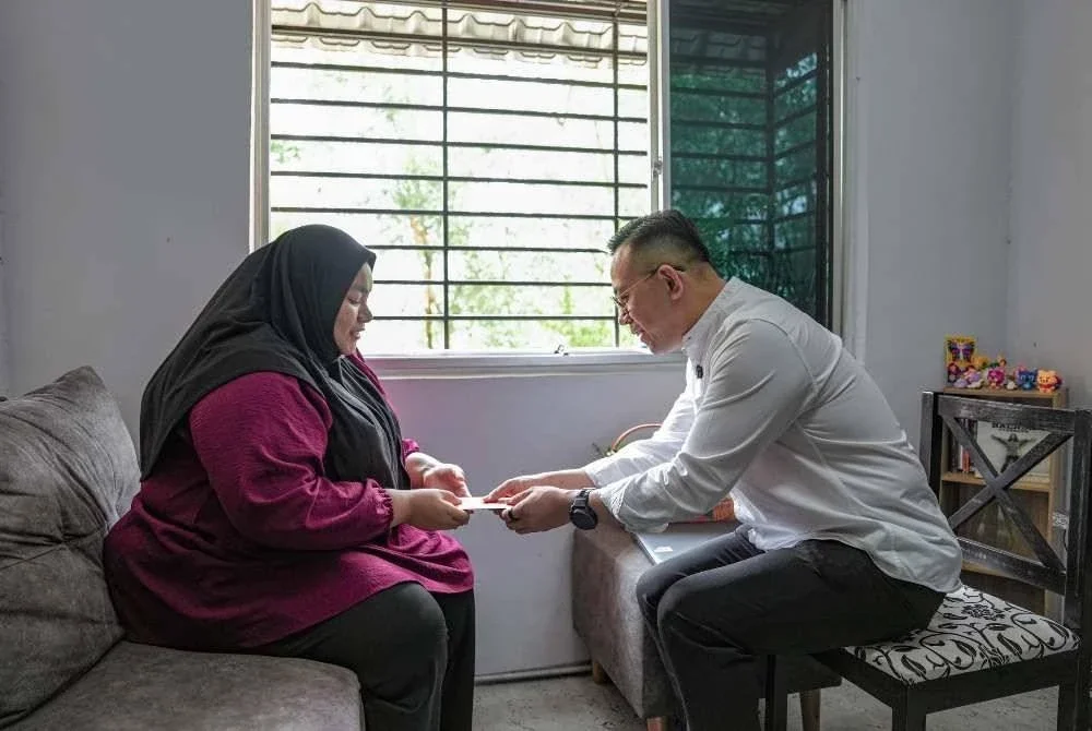 Steven menyerahkan sumbangan kepada Putri ketika menziarahi anak angkatnya itu baru-baru ini.