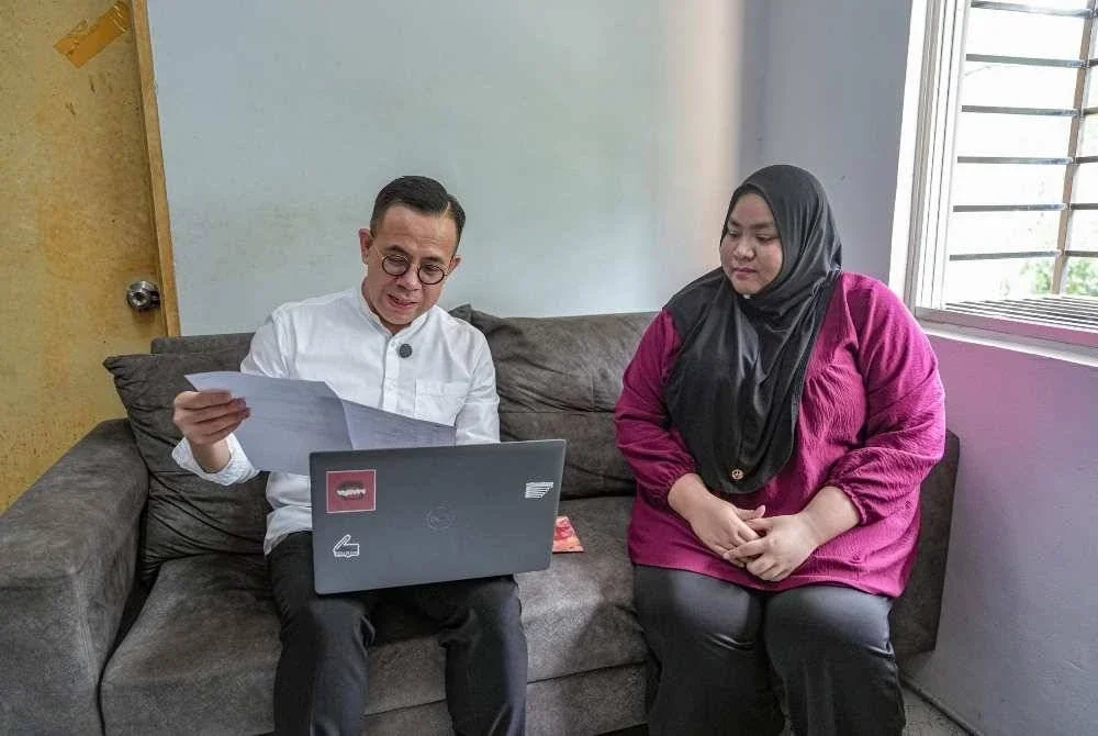 Steven melihat komputer riba yang pernah dihadiahkan kepada Putri beberapa tahun lalu.