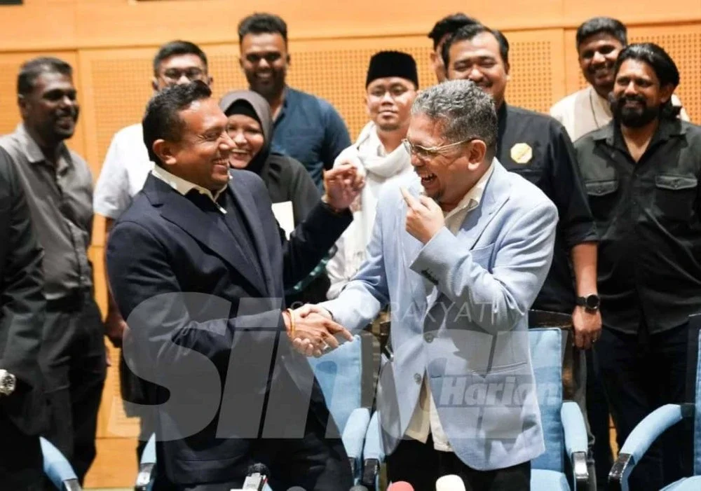 Presiden Persatuan Peguam Muslim Malaysia Datuk Zainul Rijal Abu Bakar dan Pengerusi Kuil-Kuil Hindu bersalaman bersama Persatuan Persatuan Agama Hindu Malaysia (Mahima) Datuk N Sivakumar 
