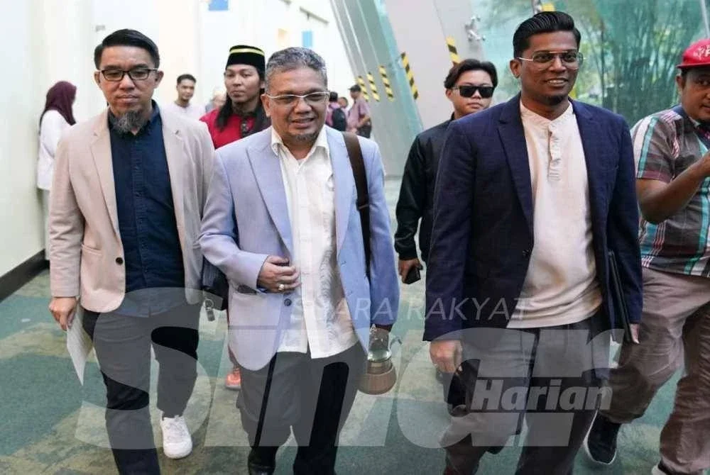 Presiden Persatuan Peguam Muslim Malaysia Datuk Zainul Rijal Abu Bakar (tengah) dan Firdaus Wong (kiri) serta Zamri Vinoth. 