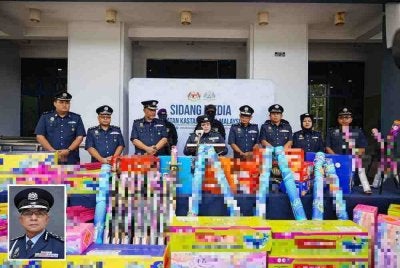 Antara rampasan mercun yang direkodkan JKDM. Gambar kecil: Amran