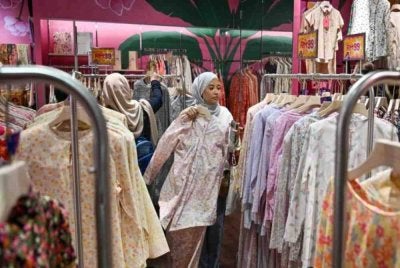 Setiap kali menjelang Aidilfitri, satu topik yang tidak pernah gagal mencuri perhatian ialah soal baju raya. Foto hiasan