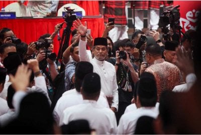 Khairy (tengah) ketika menghadiri Perhimpunan Agung Pergerakan Pemuda UMNO 2025 di Dewan Merdeka, WTC.
