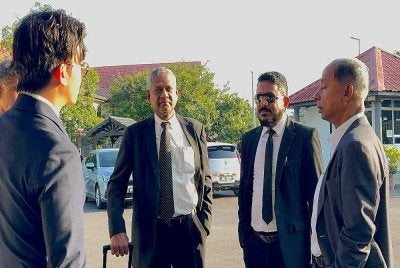 Arun (dua dari kanan) berbual bersama Kulasegaran (kanan) sambil ditemani barisan peguamnya.