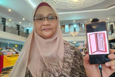 Nazlil Zita menunjukkan rupa bentuk cenderahati kononnya untuk diberikan kepada tetamu kehormat menyebabkan dia kerugian lebih RM7,000 diperdaya scammer.