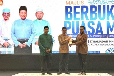 Muhammad Khalil (tengah) menyampaikan cenderahati kepada wakil media arus Perdana sempena Majlis Berbuka Puasa YAB Menteri Besar Terengganu Bersama Media, Pempengaruh dan Anak Seni Tahun 2026 di Kuala Terengganu pada Selasa.