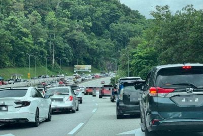 Orang ramai digesa mematuhi had laju yang ditetapkan dan sentiasa mengawasi jarak selamat kenderaan masing-masing sepanjang perjalanan. Foto hiasan