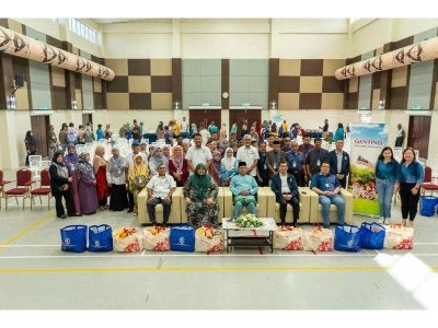 Dari kanan ke kiri: Naib Presiden Jualan, Pemasaran dan Perhubungan Awam Resort World Genting, Spencer Lee, Ketua Pegawai Operasi Resorts World Genting, Aaron Chia YH, Yang Dipertua Majlis Perbandaran Bentong, Datuk Rose Samsul Abdul Razak dan egawai-pwgawai kanan Majlis Perbandaran Bentong bergambar bersama ketika program tanggungjawab sosial korporat (CSR), Genting Bersama Malaysia di Bentong.