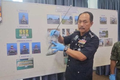 Jauteh menunjukkan dadah dan gambar bungkusan dadah yang menggunakan jenama teh cina.