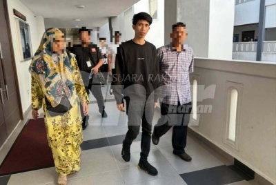 Syed Zamri (tengah) hadir di Mahkamah Kota Bharu dengan ditemani ahli keluarganya pada Rabu.
