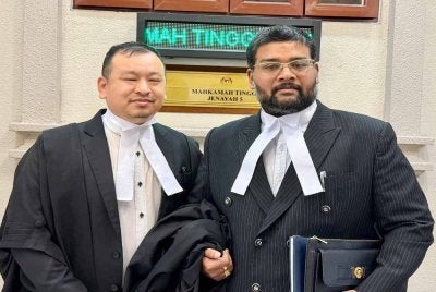 Sivahnanthan (kanan) dan Cyrus hadir ke Mahkamah Tinggi Kuala Lumpur pada Rabu, bagi mewakili Emily yang berdepan kes mengedar dadah.