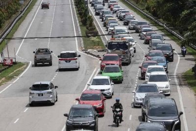 Keadaan lalu lintas semakin sesak ketika orang ramai pulang bercuti Hari Raya Aidilfitri. - Bernama