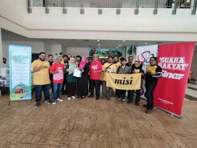 Rosnani (tiga dari kiri) menyerahkan pek sumbangan makanan kepada wakil HSAS, Nuzul Azwanie di HSAS.