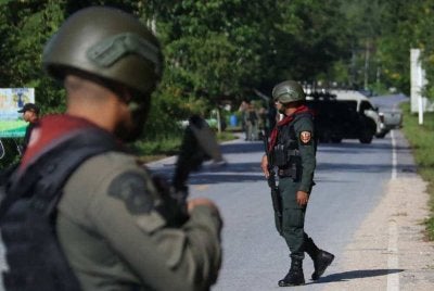 Sebuah motosikal yang dipercayai dipasang bahan letupan tiba-tiba meletup, menyebabkan lima anggota polis cedera. - Gambar hiasan