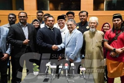 Presiden Persatuan Peguam Muslim Malaysia Datuk Zainul Rijal Abu Bakar dan Pengerusi Kuil-Kuil Hindu bersalaman bersama Persatuan Persatuan Agama Hindu Malaysia (Mahima) Datuk N Sivakumar pada sidang media selepas program Harmoni MADANI di Pusat Konvensyen Antarabangsa Putrajaya (PICC) hari ini.