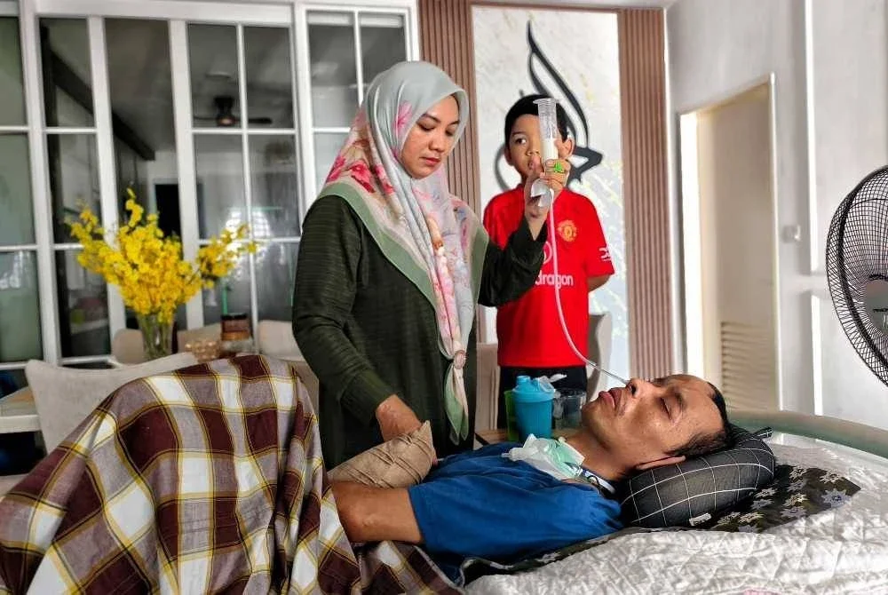 Menjadi rutin Rozalina memberi minum susu kepada suaminya tiga jam sekali.